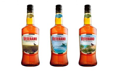 Drei Flaschen des Veterano-Rums stehen nebeneinander, jede mit einzigartigem Etikett und Landschaftsbild aus Spanien.