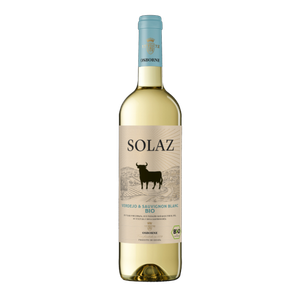 Der biologische Wein Solaz Verdejo & Sauvignon Blanc ist in einer schlanken Glasflasche verpackt und strahlt Frische aus.