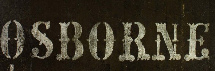 Die alte, abgenutzte Holzoberfläche zeigt den Schriftzug 'OSBORNE' in einer auffälligen, weißen Schriftart.