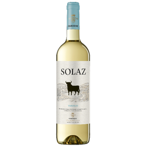Die Flasche Solaz Verdejo präsentiert ein elegantes Design mit einem ikonischen schwarzen Stier auf dem Etikett.