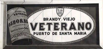 Ein nostalgisches Werbeschild für Brandy Viejo Veterano, das die Stadt Puerto de Santa Maria erwähnt.