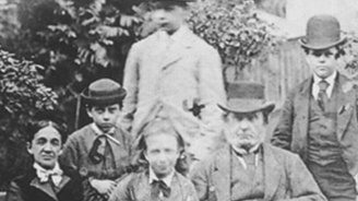 In einem historischen Setting sind mehrere Personen abgebildet, darunter Kinder und Erwachsene, die formelle Kleidung tragen.