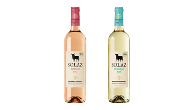 Zwei Flaschen Wein stehen nebeneinander, eine roséfarbene und eine grüne, beide mit dem Etikett 'SOLAZ BIO'.