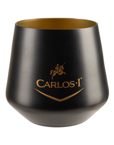 Ein eleganter schwarzer Becher mit goldener Innenseite und dem Logo 'CARLOS I' auf der Vorderseite.