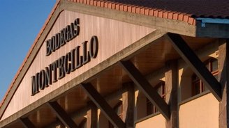 Die Dachkonstruktion des 'Bodegas Montecillo' ist gut sichtbar, während der klare Himmel eine ruhige und friedliche Stimmung vermittelt.