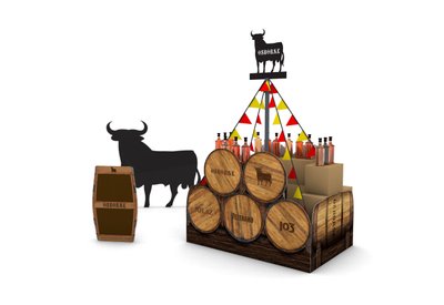 Ein Verkaufsstand mit einer auffälligen Stierfigur, bunten Fahnen und Holzfässern, die ein traditionelles Produkt präsentieren.