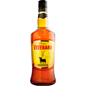 Eine Flasche Veterano, ein spanischer Likör, mit einem goldenen Etikett und einem schwarzen Stierlogo auf der Vorderseite.