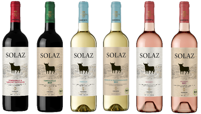 Eine ansprechende Anordnung von Solaz-Weinen, die die Vielfalt der spanischen Weinkultur mit modernen Designs widerspiegelt.
