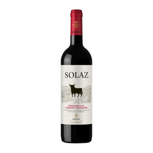 Eine Flasche roter Wein mit dem Etikett 'Solaz', das ein stilisiertes schwarzes Stierdesign zeigt, vor einem schwarzen Hintergrund.