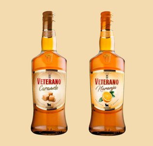 Zwei Flaschen Veterano Likör stehen nebeneinander, eine mit Karamellgeschmack und die andere mit Orangengeschmack.