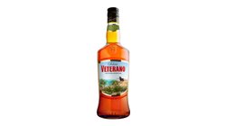 Eine Flasche Veterano Rum mit einer goldenen Flüssigkeit, die in einem klaren, eleganten Design präsentiert wird.