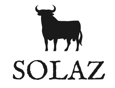 Ein schwarzer Stier steht stolz im Vordergrund, während der Schriftzug 'SOLAZ' darunter in markanter Schriftart erscheint.
