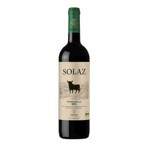 Eine Flasche Rotwein mit dem Etikett 'SOLAZ Tempranillo BIO' und einem schwarzen Stiermotiv, elegant auf einem einfarbigen Hintergrund.