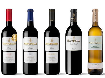 Fünf Flaschen Wein der Marke Montecillo stehen nebeneinander, jede mit unterschiedlichen Etiketten und Farben.