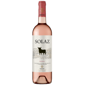 Solaz Rosado: Eleganter Roséwein in einer transparenten Flasche mit einem stilisierten schwarzen Stier auf dem Etikett.