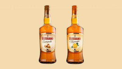 Zwei Flaschen Veterano Likör stehen nebeneinander, eine mit Karamellgeschmack und die andere mit Orangengeschmack.