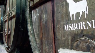 Der Blick auf massive Holzfässer in einem dunklen Raum, das Osborne-Logo auf einem Fass hebt sich deutlich ab.