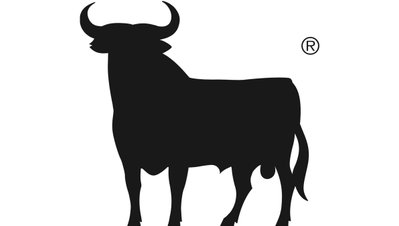 Ein schwarzes Silhouettenbild eines Stiers mit markanten Hörnern, das stark und majestätisch wirkt.