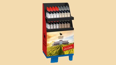 Der Stand zeigt eine attraktive Präsentation von Weinen, umgeben von einer schönen Landschaft, die die Weinproduktion hervorhebt.