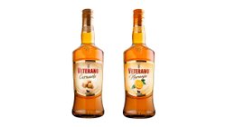 Zwei Flaschen Veterano Likör stehen nebeneinander, eine mit Karamellgeschmack und die andere mit Orangengeschmack.