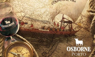 Ein Glas Rotwein mit dem Osborne-Logo steht neben einer alten Seekarte und einem Kompass auf einem rustikalen Hintergrund.
