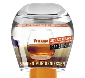 Die Veterano-Flasche zeigt ein elegantes Design mit einem schwarzen Stier-Logo und einem Etikett, das die Gründung 1772 erwähnt.