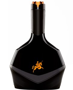 Eine elegante schwarze Flasche mit einem auffälligen orangefarbenen Logo eines Reiters auf einem Pferd, die im Fokus steht.