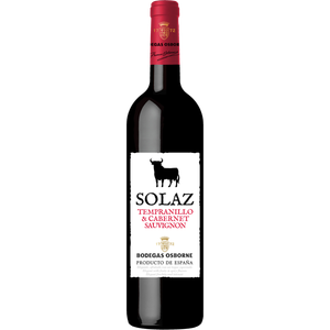 Eine Flasche Solaz Rotwein, hergestellt aus Tempranillo und Cabernet Sauvignon, mit einem markanten schwarzen Stier auf dem Etikett.
