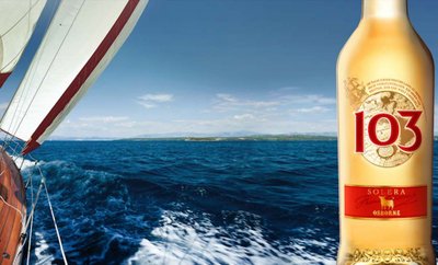 Das Bild zeigt ein Segelboot, das durch die Wellen fährt, mit einer Flasche Osborne 103, die im Vordergrund leuchtet.