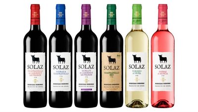Sechs Flaschen Wein der Marke Solaz stehen nebeneinander, jede mit einem einzigartigen Etikett und verschiedenen Farben.
