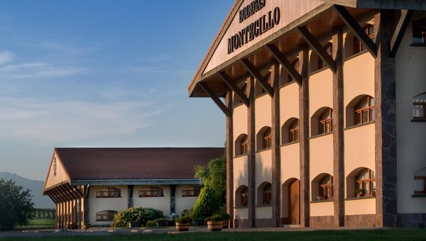 Das Weingut Montecillo strahlt mit seiner modernen Bauweise und dem warmen Licht des Sonnenuntergangs eine einladende Stimmung aus.