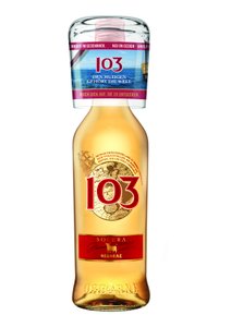 Die Flasche '103 Solera' zeigt ein elegantes Design mit goldener Flüssigkeit und einem auffälligen Etikett, das Abenteuer verspricht.